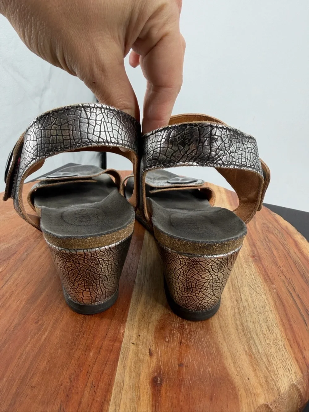 Taos Carousel 2‎ wedge sandals silver crackle leather medallion studs 39 8-8.5